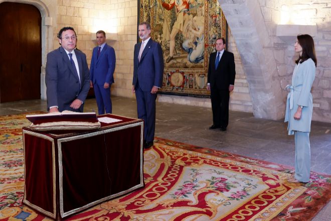 El rey Felipe VI (c) preside la jura el cargo del nuevo fiscal general del Estado, Álvaro GarcíaOrtiz (i), en presencia del presidente del Gobierno, Pedro Sánchez (i), y la ministra de Justicia, Pilar Llop, en el Palacio Real de La Almudaina, en Palma de Mallorca.