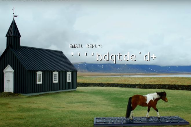 Un caballo islandés responde sus emails en un enorme teclado mientras usted se relaja en vacaciones.