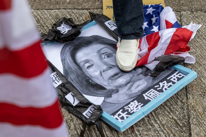 Un grupo de manifestantes pisa ayer una foto de la presidenta de la Cámara de Representantes de los Estados Unidos, Nancy Pelosi, ante del Consulado General de los Estados Unidos en Hong Kong, China.