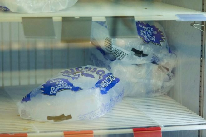 Detalle de una bolsa de cubitos de hielo hoy en un supermercado de Sevilla.