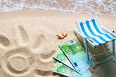 Billetes de euro en una playa