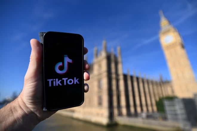 Logo de la app Tik Tok en un móvil frente al Parlamento británico, en Londres.