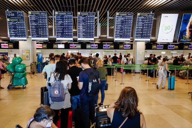 Pasajeros esperan en los mostradores de facturación de su aerolínea en la Terminal 1 del Aeropuerto Adolfo Suárez Madrid Barajas, el pasado 1 de julio de 2022, en Madrid.