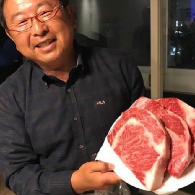 Muneharu Ozaki con las carnes que llevan su nombre.