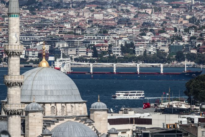 El buque<em> Razoni</em> después de una inspección, con la Mezquita Yeni en primer plano, en Estambul, Turquía, el 3 de agosto de 2022.