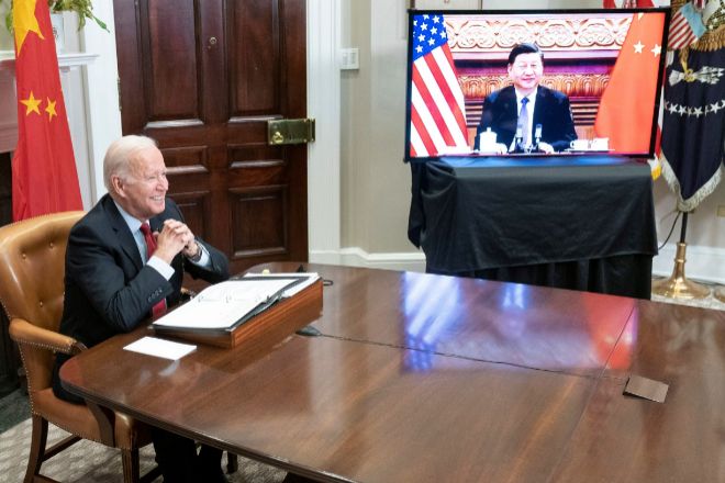El presidente de EEUU, Joe Biden, en una reunión por videoconferencia con el presidente chino, Xi Jinping.