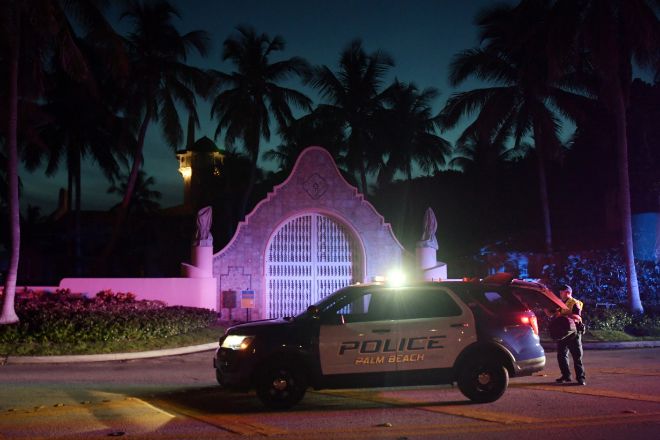 Patrulla policial ayer frente a Mar-a-Lago, la residencia de Palm Beach, Florida, del expresidente Donald Trump, cuando se conocen informes de que el FBI ejecutó una orden de allanamiento como parte de una investigación documental.
