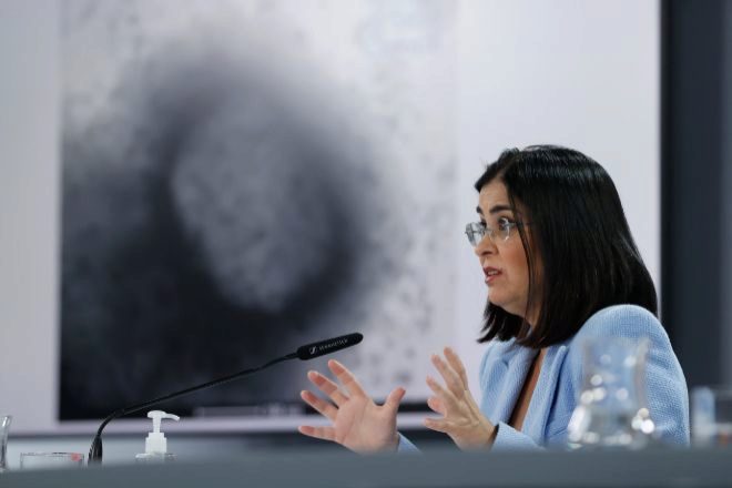 La ministra de Sanidad, Carolina Darias, el pasado 25 de mayo al término de la reunión del Consejo Interterritorial del Sistema Nacional de Salud mientras en la pantalla se muestra una imagen de la viruela símica.