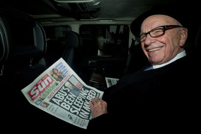 El magnate Rupert Murdoch con un ejemplar del diario "The Sun" al salir de su casa en Londres.