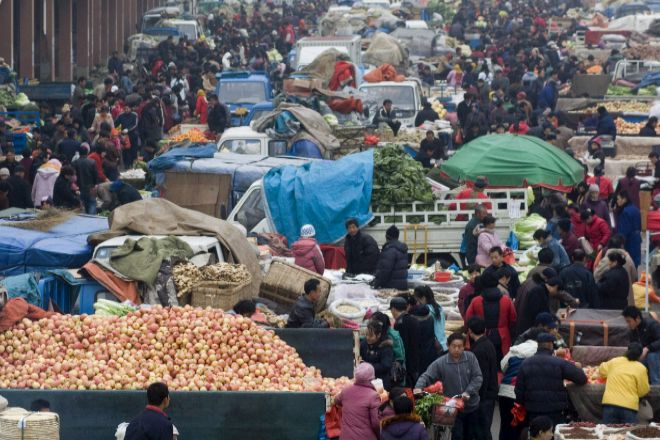 Un mercado en un suburbio de la ciudad de Qingdao, al este de la provincia china de Shandong, en una imagen de archivo.