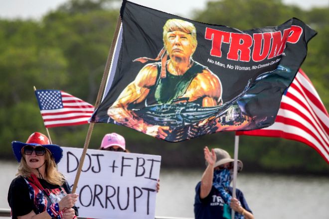 Simpatizantes de Trump se manifiestan ayer frente a la residencia Mar-a-Lago, en Palm Beach, Florida, en la que se realizó la redada.