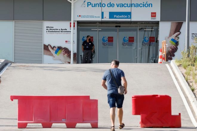 Un hombre acude hoy al Punto de vacunación del hospital Isabel Zendal de Madrid, punto de vacunación que se suma al que ya está operativo desde mediados de julio en el Centro de Vacunación de la Comunidad de Madrid, en la calle General Oraá.