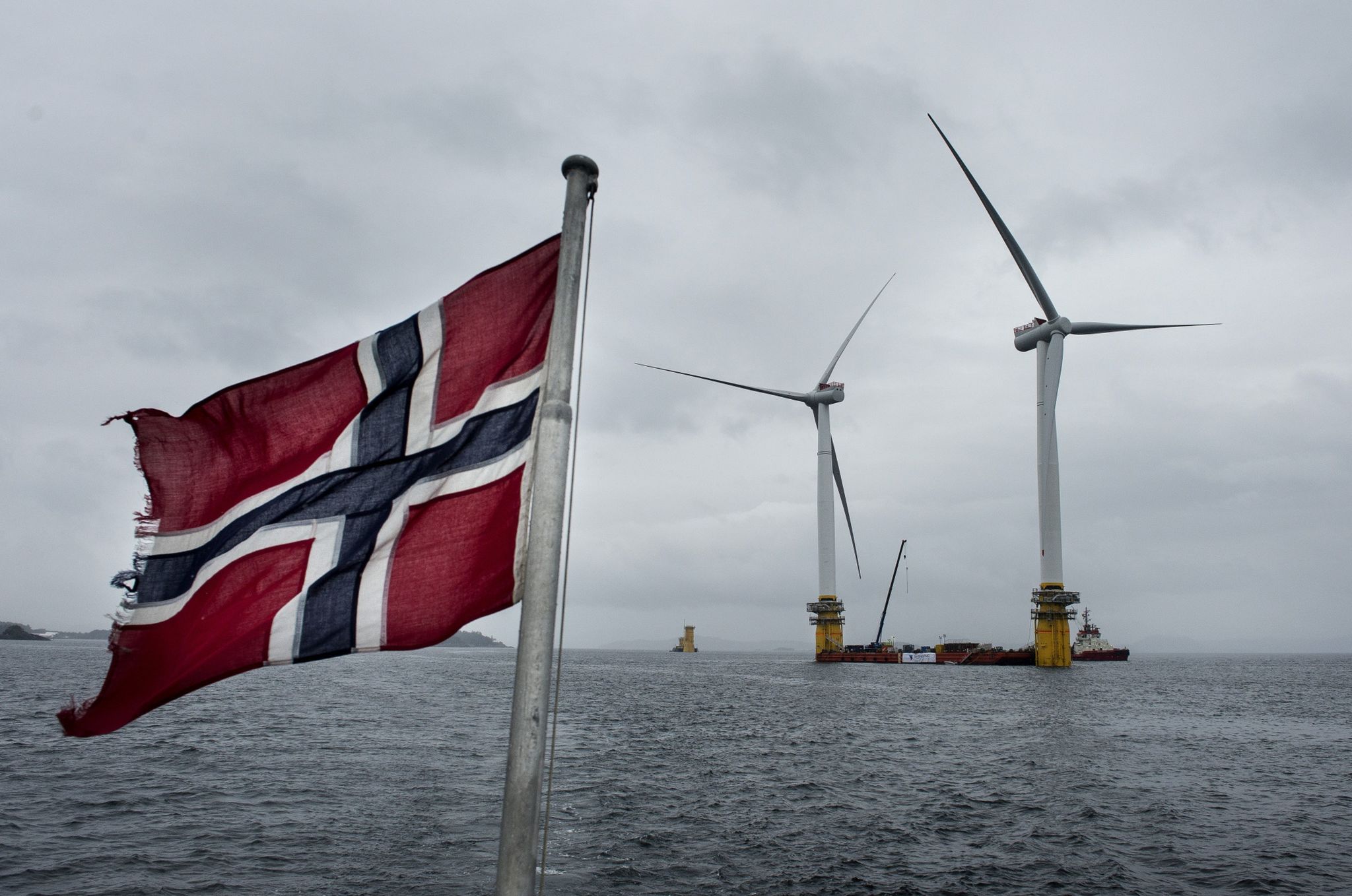 La bandera noruega en frente de aerogeneradores de Statoil.