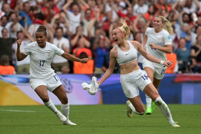 Chloe Kelly celebra el gol que dio la victoria a Inglaterra en la final del mundial de fútbol femenino.
