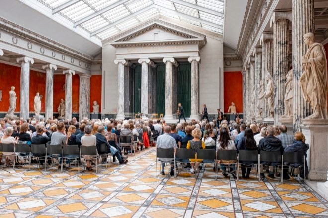 Concierto de música clásica en verano en la sala principal de la gliptoteca,con esculturas romanas.