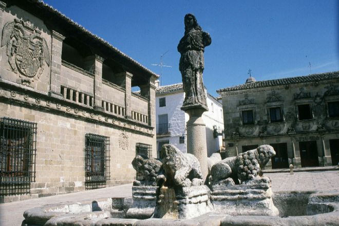 La Fuente de los Leones en la Plaza del Populo de la ciudad jiennense de Baeza, localidad Patrimonio de la Humanidad junto a la vecina Úbeda.