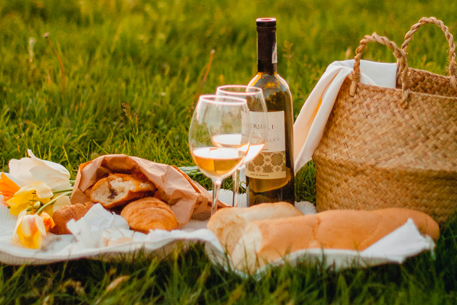 Un picnic en la naturaleza es uno de los planes alternativos para este verano en Espaa.
