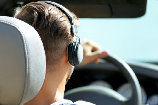 Conducir con auriculares - Conducir con el móvil - Hablar por el móvil conduciendo
