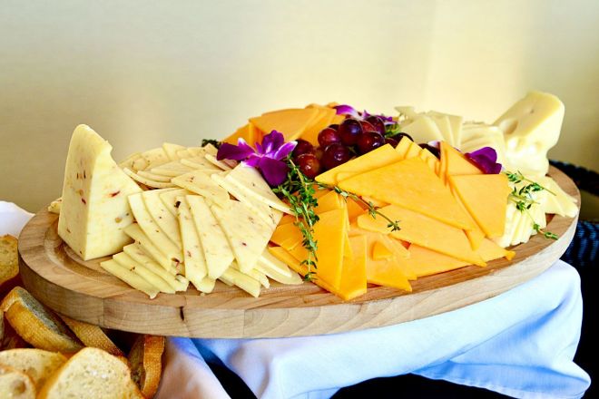 Una bandeja de madera es un recipiente perfecto para montar la tabla de quesos.