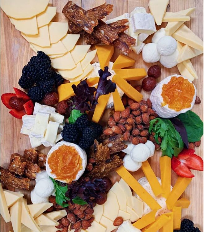 La tabla debe incluir quesos con variedad de sabores y texturas.