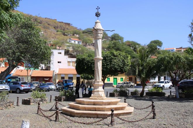Pelourinho, en Cidade Velha, con la Cruz de la Orden de Cristo, símbolo de los descubrimientos portugueses.