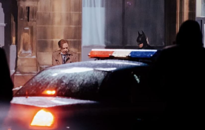Imagen de Imdb en la que puede verse a J.K. Simmons caracterizado como el Comisario Gordon junto al Batman de Michael Keaton.