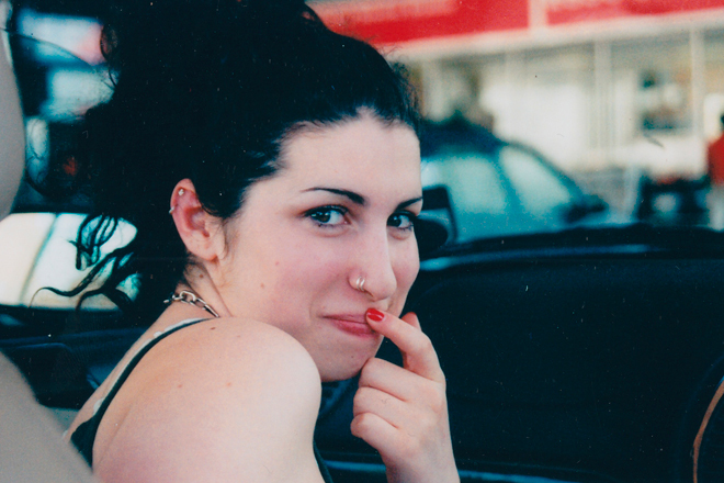 Una fotografía de Amy Winehouse del documental "Amy" (2015).