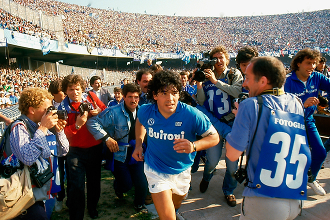 Diego Maradona durante un partido en "Diego Maradona" (2019).