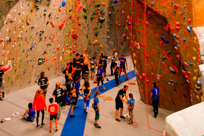 Uno de los beneficios de la escalada deportiva es la oportunidad de socializar con otros aficionados a la escalada.