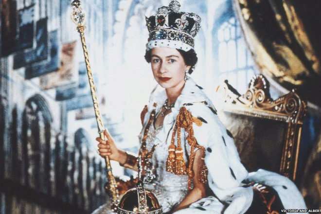 La Reina Isabel II, en su coronación en 1952.