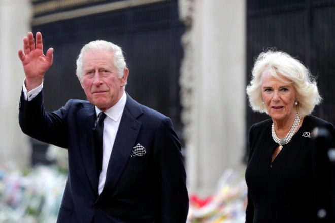 El nuevo rey británico, Carlos III, junto a la reina consorte, Camilla, ayer a su llegada al Palacio de Buckingham, en Londres.
