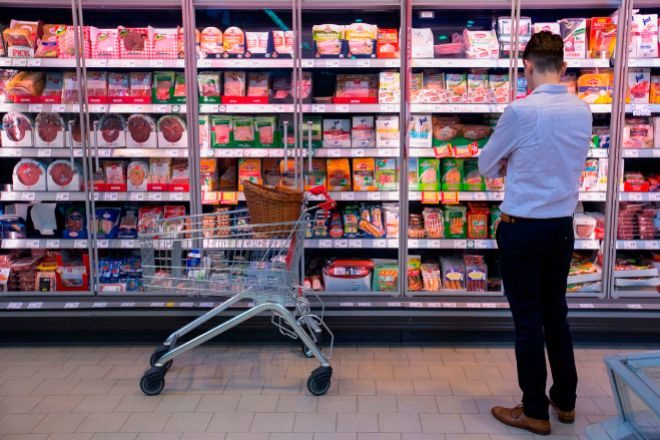 Un hombre mira los lineales de alimentos en un supermercado en Berln.