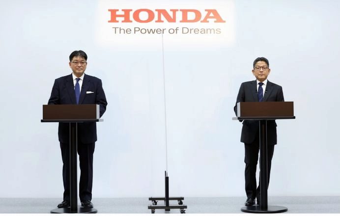 Kohei Takeuchi (vicepresidente ejecutivo) y Yoshishige Nomura (director ejecutivo y presidente de HRC) anunciaron las iniciativas empresariales de Honda para sus motocicletas.