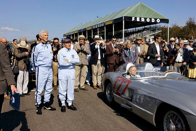 Damon Hill, Sir Jackie Stewart, y Lady Suise Moss en el Goodwood Revival de 2021.