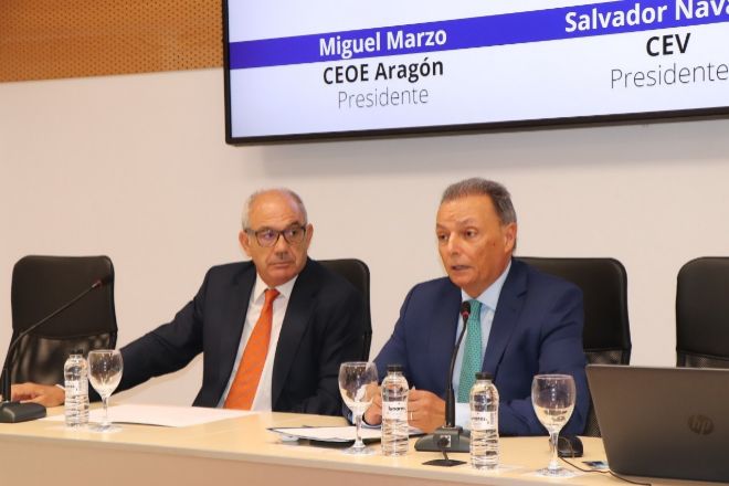 Miguel Marzo, presidente de CEOE Aragón, y Salvador Navarro, presidente de CEV, durante el encuentro en Zaragoza.