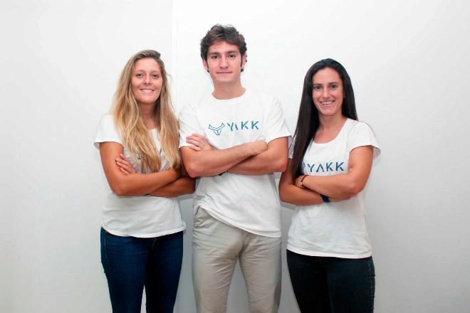Lucía Clifford, Julián Azofra y María Azofra, fundadores de Yakk.