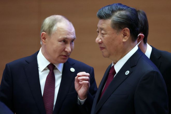 El presidente ruso Vladimir Putin conversa con su homólogo chino, Xi Jinping, durante la cumbre del Consejo de Cooperación de Shanghái celebrada en Uzbekistán.