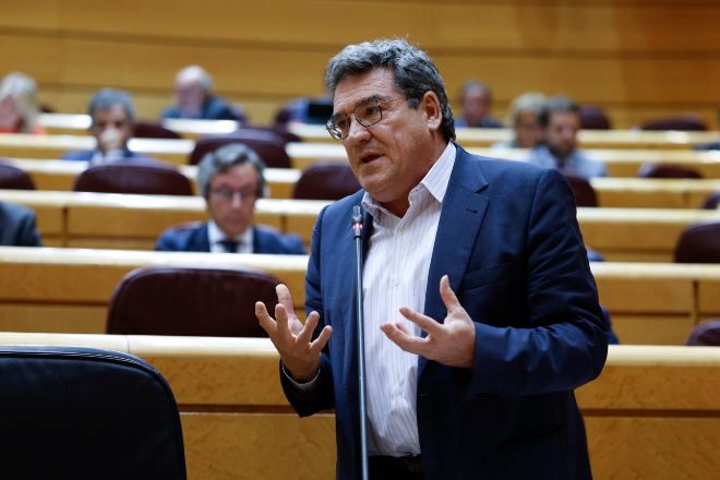 El ministro de Inclusión, Seguridad Social y Migraciones, José Luis Escrivá, ayer durante el pleno del Senado.