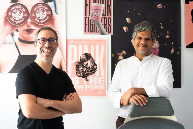 Pepe Biaggio (a la iziquierda) y Luke Saldanha son los cofundadores de Pink Albatross, una empresa española de helados veganos aptos para amantes de la carne.