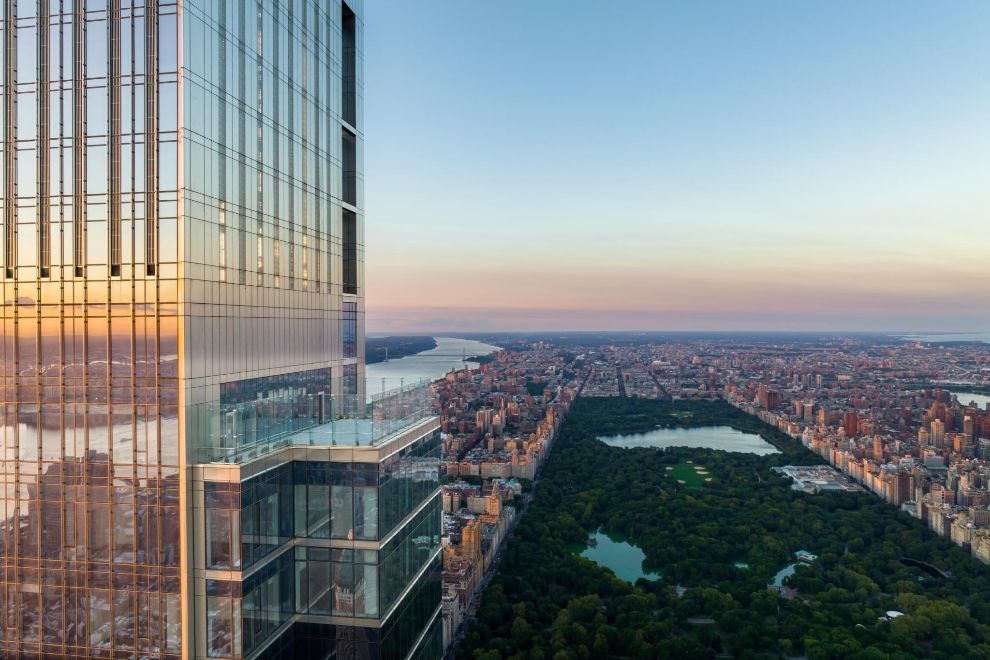 La torre de acero y cristal está situada en el número 217 al oeste de la calle 57, a dos manzanas de Central Park, donde los multimillonarios compiten por las espectaculares vistas.