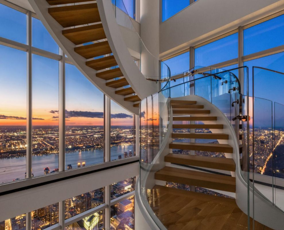 Las escaleras que conectan los tres pisos en una de las dos únicas fotografías reveladas por la inmobiliaria.
