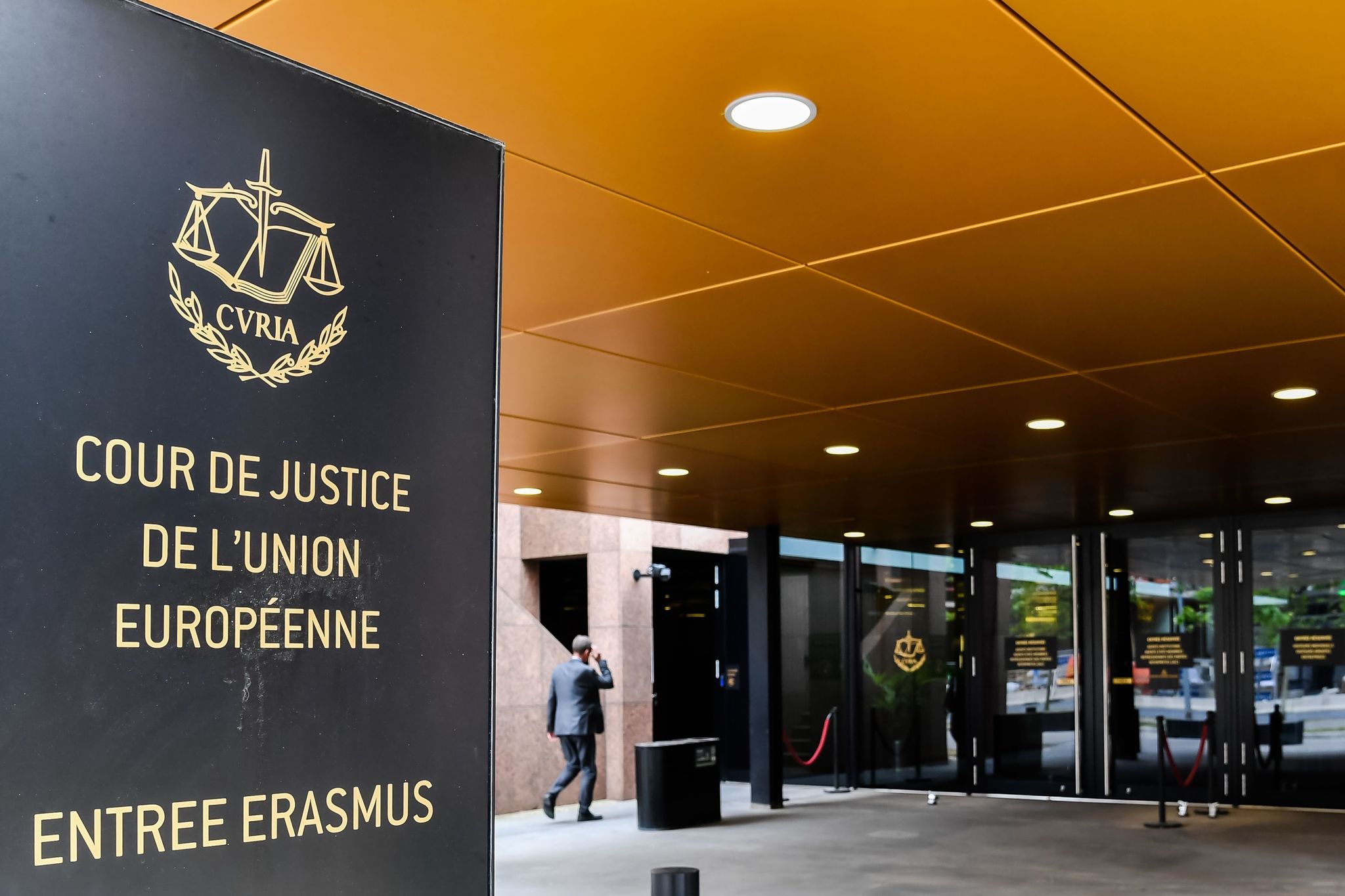 La justicia europea abre la puerta a que trabajadores subcontratados reclamen los salarios de la empresa principal