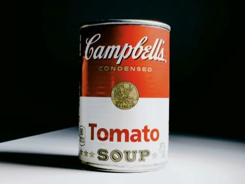 Campbell, la marca de latas de sopa que inspiró a Andy Warhol en una...