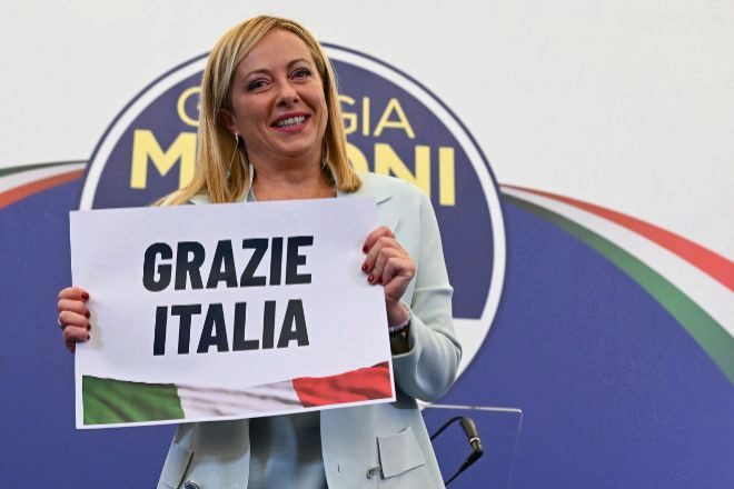 La líder de Hermanos de Italia (FdI), Giorgia Meloni, celebra el triunfo en la sede del partido en Roma.