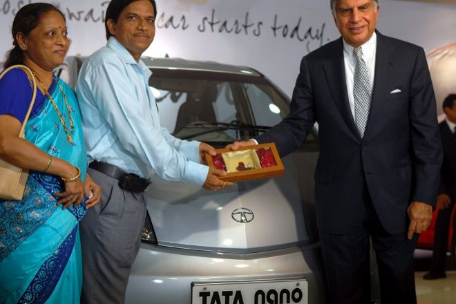 El presidente de la empresa india Tata, Ratan Tata, entrega las llaves de un coche Nano, un vehículo lt;HIT ;moderno y muy barato.