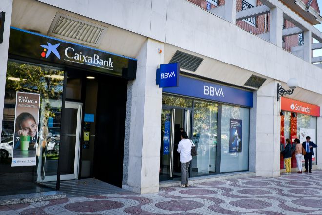 Calle de Madrid con varias oficinas bancarias.