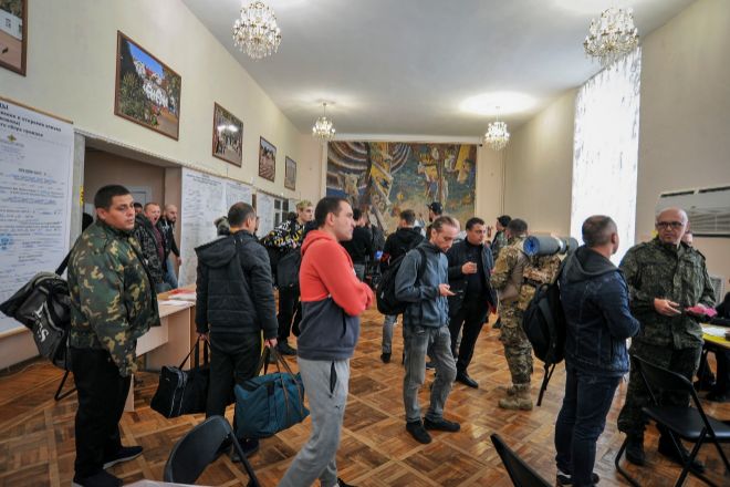 Hombres rusos llegan a una oficina de reclutamiento durante la movilización parcial anunciada debido al conflicto en Ucrania, en la región de Rostov, Rusia.