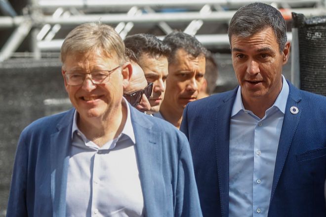El presidente de la Generalitat valenciana, Ximo Puig, junto al presidente del Gobierno, Pedro Sánchez, el pasado viernes en la Plaza del Ayuntamiento de Valencia.