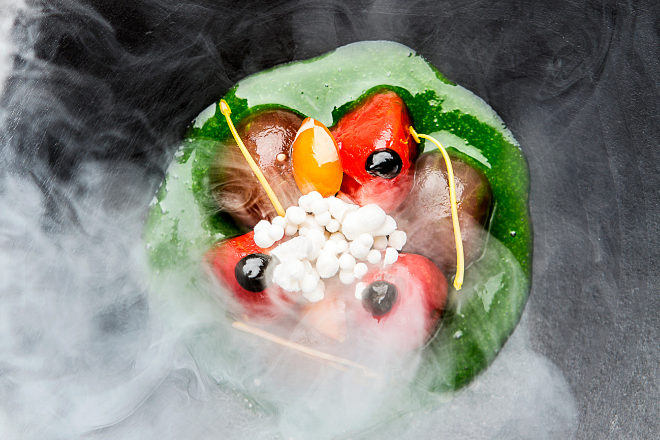 Tomates aliados, jugo verde de las verduras y tapenade, uno de los ocho pases verdes que integra el men ms extenso de Culler de Pau.