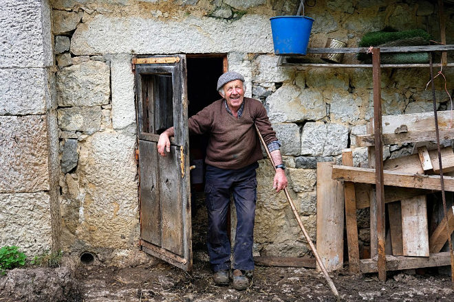 Antonio Fenndez, el pastor ms longevo de Asturias, a las puertas de la cabaa donde convive durante cinco meses con su hermana y su cuado.